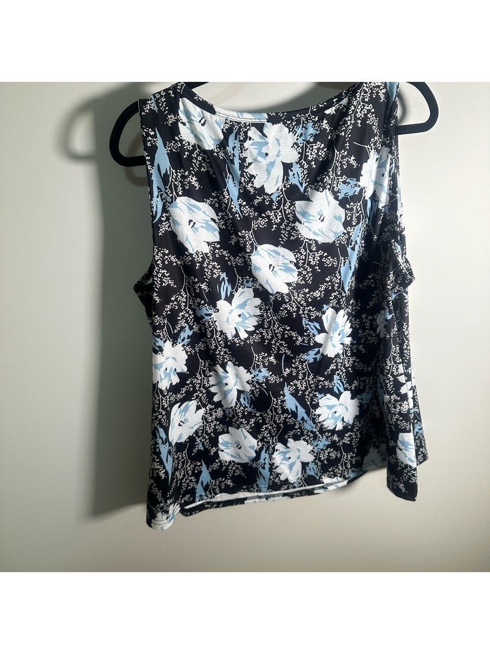 Floral Sleeveless Top - Picture 3 of 4